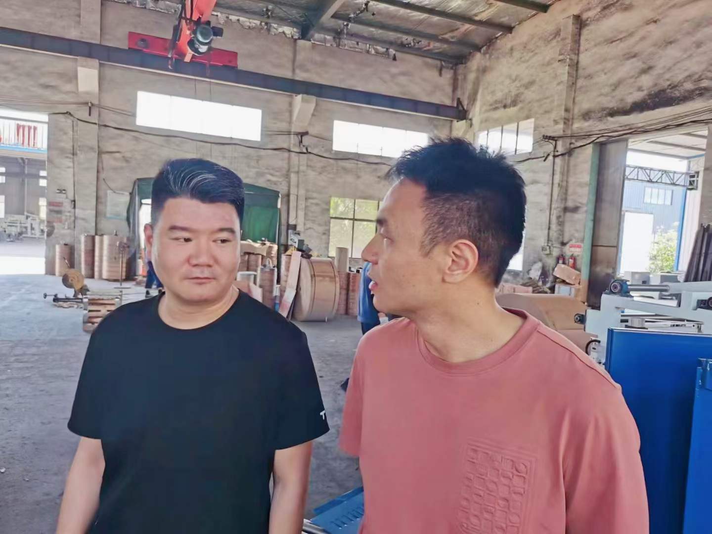 熱烈歡迎西工大趙盼博士后、教授帶領(lǐng)科研團(tuán)隊(duì)到上高縣雙新紙桶設(shè)備有限公司考察，雙方就全自動(dòng)鐵箍紙桶設(shè)備流水線(xiàn)的研發(fā)達(dá)成了初步的意向。